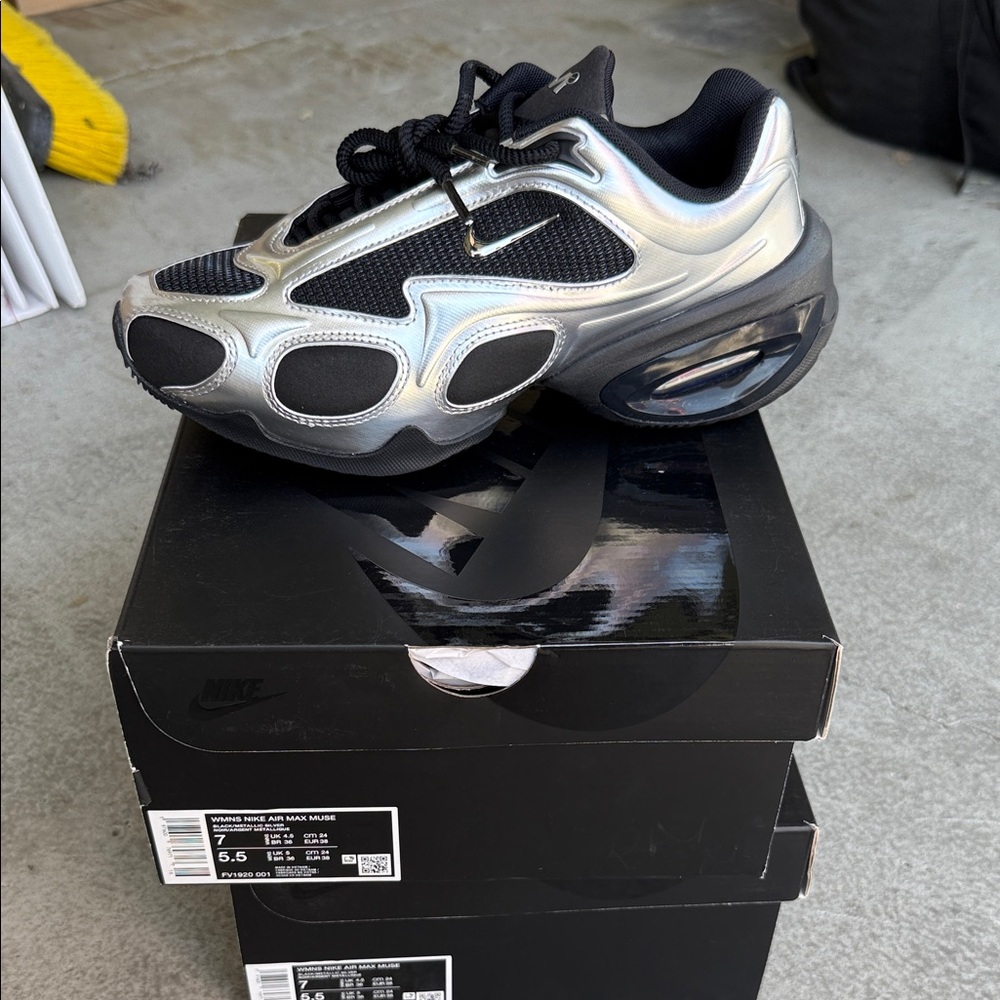 Nike air max muse Silver and Black Running Sneaker